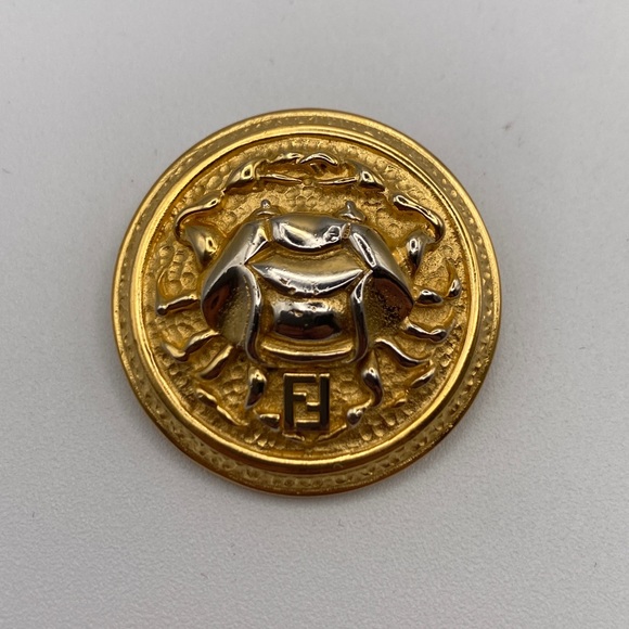 VINTAGE FENDI GOLD PLATED CRAB (SCORPION )?BROOCH - Picture 5 of 5